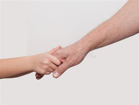 Uomo che tiene la mano del bambino
