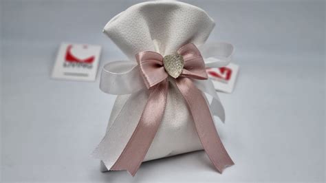 particolare di un sacchettino portaconfetti ricamato a mano con rose e cuori