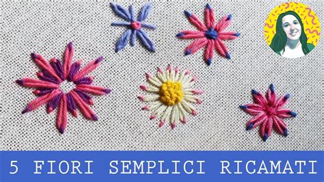 bambino che impara a ricamare su tela Aida con uno schema semplice