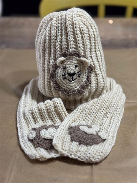 set di cappellino e sciarpa in lana per neonata