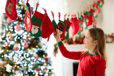 Bambini che creano decorazioni natalizie con elfi