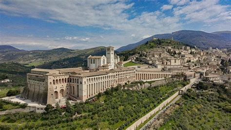 Una vista panoramica della città di Assisi con i suoi ricami tradizionali