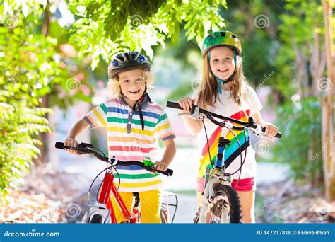 Bambini in bicicletta con caschi
