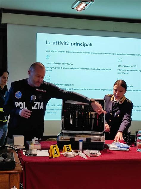 Poliziotto in classe con studenti