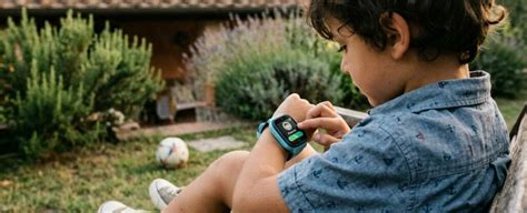 Bambino che indossa uno smartwatch e sorride