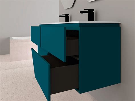 Bagno blu con mobili in legno