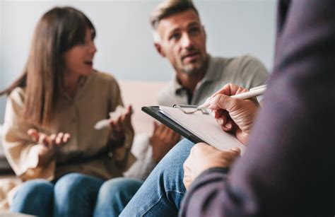 Terapia di coppia, due persone sedute di fronte a un terapeuta