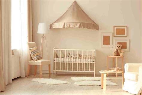 Il design minimalista della camera del neonato con prodotti Stokke