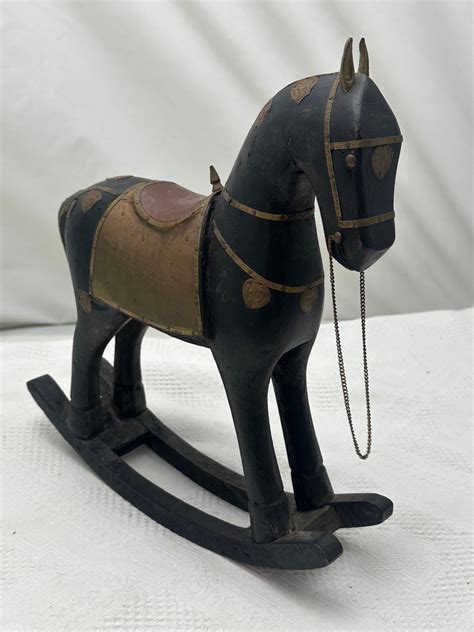 Esemplare di cavallo a dondolo storico con finiture in pelle e dettagli dipinti a mano