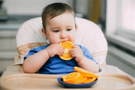 bambino che mangia da un piatto diviso in scomparti