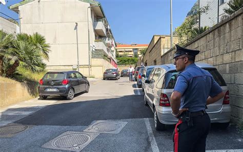 un passeggino leggero riposto nel bagagliaio di un'auto compatta