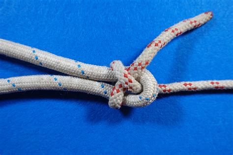 immagine ravvicinata di un nodo di sicurezza ben eseguito su una corda per giostrina