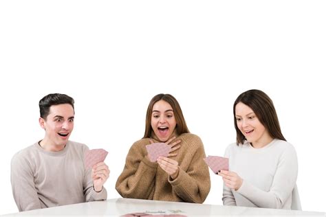 Famiglia e amici che giocano a carte ridendo