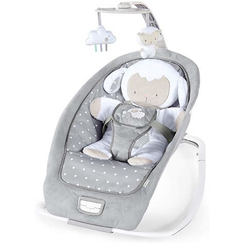 Bambino che gioca nella sdraietta Ingenuity Cuddle Lamb