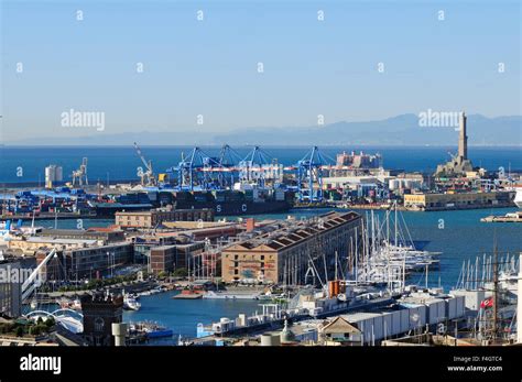 Panorama di Genova con il porto