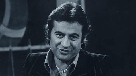 Giovane Fred Bongusto con chitarra